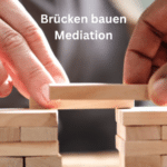 Zwei unterschiedliche Hände bauen gemeinsam eine Brücke aus Bausteinen – ein starkes Symbol für Zusammenarbeit, Verständigung und konstruktive Konfliktlösung.