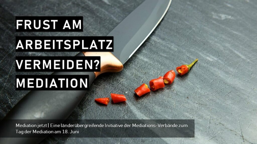 Ein großes Küchenmesser schneidet rote Chilischoten auf einer dunklen Unterlage. Textüberlagerung: ‚Frust am Arbeitsplatz vermeiden? Mediation‘. Hinweis auf eine Initiative zum Tag der Mediation.