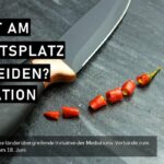 Ein großes Küchenmesser schneidet rote Chilischoten auf einer dunklen Unterlage. Textüberlagerung: ‚Frust am Arbeitsplatz vermeiden? Mediation‘. Hinweis auf eine Initiative zum Tag der Mediation.