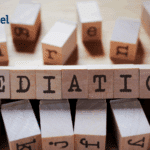 Holzwürfel mit dem Wort „Mediation“, darüber das Logo Dr. Frenzel – Symbolbild für außergerichtliche Konfliktlösung