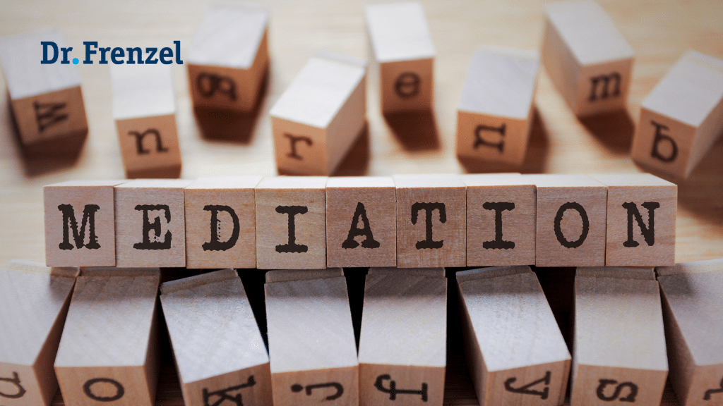 Holzwürfel mit dem Wort „Mediation“, darüber das Logo Dr. Frenzel – Symbolbild für außergerichtliche Konfliktlösung