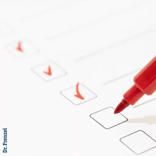 Roter Stift markiert Kästchen auf Checkliste – Symbol für sorgfältige Compliance-Prüfung