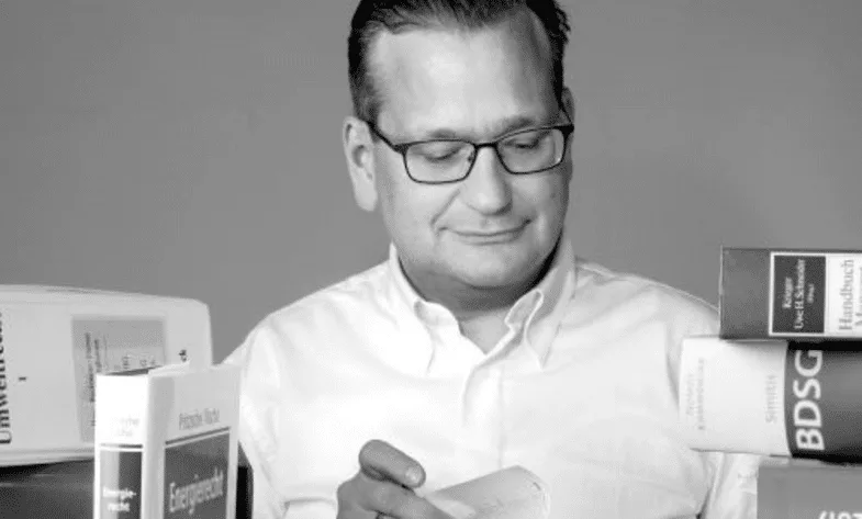 Dr. Hartmut Frenzel mit juristischer Fachliteratur – Experte für Compliance, Sicherheit und Wirtschaftsmediation